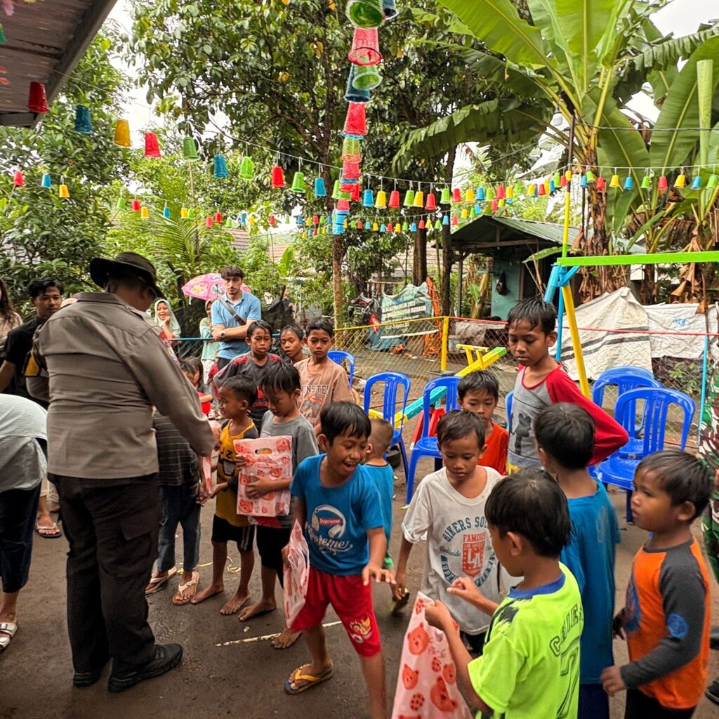 Bersama Mahasiswa Belanda, Polri Hadir di Peresmian Taman Bermain Anak