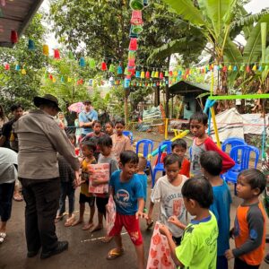 Bersama Mahasiswa Belanda, Polri Hadir di Peresmian Taman Bermain Anak