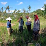 Bhabinkamtibmas Desa Giri Tembesi Berikan Motivasi dan Saran Pertanian kepada Petani