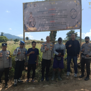 Kapolsek Lape Pimpin Langsung Pemasangan Banner Himbauan Stop Tambang Ilegal di Bukit Labaong
