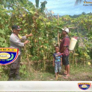 Bhabinkamtibmas Desa Rhee Motivasi Dan Ajak Warga Menanam untuk Ketahanan Pangan