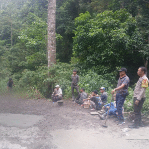 Bhabinkamtibmas Batu Lanteh Dampingi Gotong Royong Perbaikan Jalan Rusak di Desa Batu Dulang