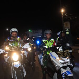 Patroli Sinergitas TNI-Polri Jaga Kamtibmas Malam Hari di Lombok Tengah. ‎