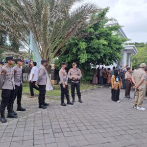 Polres Loteng Amankan Pelepasan dan Pemberangkatan Jamaah Haji Kloter 06