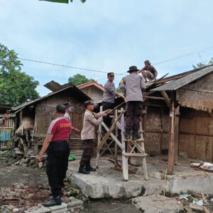Polsek Jonggat Inisiasi Bedah Rumah Warga Tidak Layak Huni di Desa Sukarara