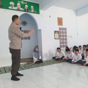 Membangun Sekolah Aman: Polres Lombok Barat Edukasi Siswa MTs