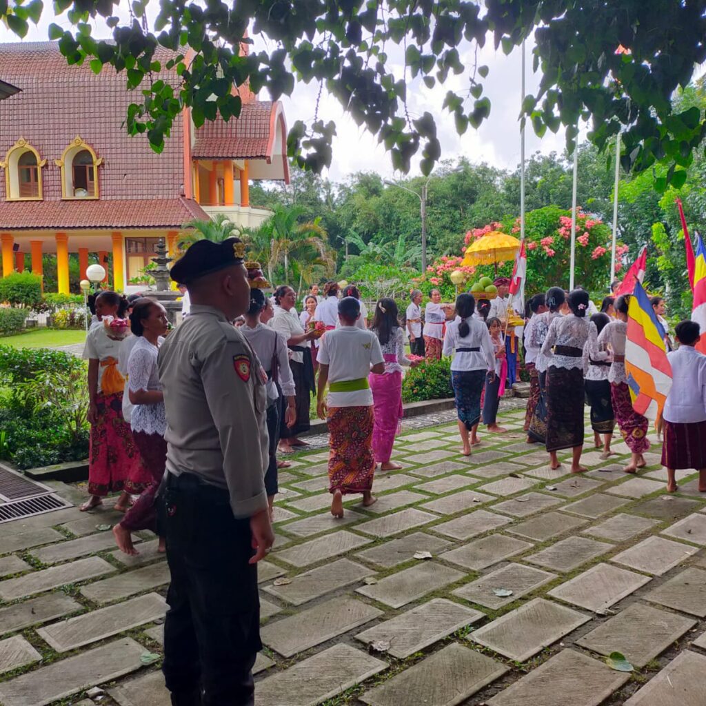 Pengambilan Air Suci Waisak di Kemalik Tendaun Berjalan Aman