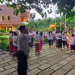 Pengambilan Air Suci Waisak di Kemalik Tendaun Berjalan Aman