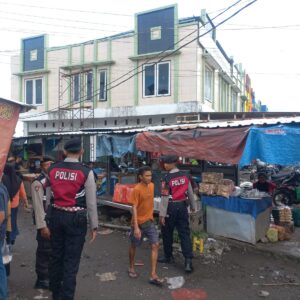 Polres Lombok Barat Kenalkan KEMOS dalam Patroli Pasar Kediri