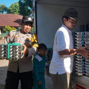 Ratusan Siswa SD di Gerung Terima Paket Makan Bergizi Gratis