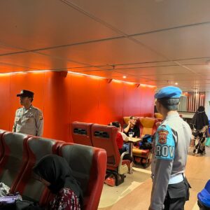 Patroli Kapal dan Pengamanan Pemuatan: Upaya Polsek Lembar Mencegah Premanisme