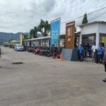 Lombok Barat, NTB - Kepolisian Sektor (Polsek) Kawasan Pelabuhan Lembar, di bawah naungan Polres Lombok Barat, Polda NTB, terus meningkatkan langkah-langkah pengamanan di area pelabuhan. Hal ini dilakukan sebagai upaya preventif untuk mengantisipasi potensi tindak premanisme dan praktik percaloan yang dapat meresahkan para pengguna jasa penyeberangan. Terutama menjelang akhir pekan yang biasanya mengalami peningkatan volume penumpang. Kegiatan pengamanan intensif ini terlihat pada Jumat (9/5/2025) sekitar pukul 10.00 WITA di Dermaga 1 PT. ASDP Lembar. Personel Polsek Kawasan Pelabuhan Lembar tampak bahu-membahu dengan pihak Otoritas Pelabuhan Lembar dalam mengawasi proses pemuatan kendaraan ke atas Kapal. Salah satunya Kapal Motor Penumpang (KMP) RHAMA GIRI NUSA yang melayani rute penyeberangan Lembar menuju Padangbai, Bali. Kapolres Lombok Barat, Polda NTB, AKBP Yasmara Harahap, S.I.K., melalui Kapolsek Kawasan Pelabuhan Lembar, Ipda Imran, menyampaikan bahwa pengamanan ini merupakan bagian dari komitmen Polri. Untuk memberikan rasa aman dan nyaman kepada masyarakat, khususnya para pengguna jasa transportasi laut. Pengecekan Ketat dan Imbauan Proaktif Dalam kegiatan pengamanan tersebut, petugas tidak hanya fokus pada kelancaran proses embarkasi. Mereka juga melakukan pengecekan terhadap surat-surat kendaraan yang akan menyeberang. Lebih dari itu, imbauan proaktif juga disampaikan kepada para sopir dan penumpang terkait potensi gangguan keamanan. "Kami secara aktif mengimbau kepada seluruh pengguna jasa penyeberangan untuk segera melaporkan kepada petugas apabila menemukan atau mencurigai adanya praktik premanisme maupun aksi percaloan di sekitar area pelabuhan," tegas Ipda Imran di sela-sela kegiatan pengamanan. Edukasi Penumpang untuk Keamanan dan Ketertiban Selain mengantisipasi tindakan kriminal, personel Polsek Lembar juga memberikan himbauan kepada para penumpang kapal. Mereka mengingatkan agar selalu menjaga barang bawaan masing-masing dan mengikuti antrian sesuai dengan tiket yang dimiliki. Kepatuhan terhadap peraturan di atas kapal juga menjadi fokus utama dalam edukasi yang disampaikan. "Kami harapkan para penumpang dapat bekerja sama dengan petugas dan mematuhi semua aturan yang berlaku demi kelancaran dan keamanan perjalanan," ujar Ipda Imran. "Dengan kesadaran dan partisipasi aktif dari masyarakat, kita dapat menciptakan lingkungan pelabuhan yang kondusif dan terbebas dari gangguan." Komitmen Polsek Kawasan Pelabuhan Lembar untuk Pelayanan Terbaik Langkah-langkah pengamanan yang dilakukan oleh Polsek Kawasan Pelabuhan Lembar ini menunjukkan keseriusan pihak kepolisian dalam memberikan pelayanan terbaik kepada masyarakat. Kehadiran polisi di tengah-tengah aktivitas pelabuhan diharapkan dapat memberikan efek jera bagi pelaku tindak kejahatan sekaligus memberikan rasa aman bagi para pengguna jasa penyeberangan.