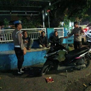 Warga Apresiasi Patroli Malam Polsek Kediri di Desa Rumak