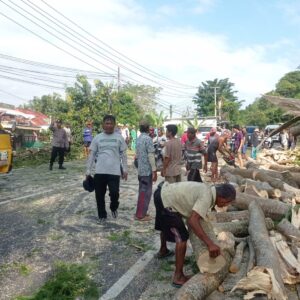 Polsek Lembar Pastikan Kegiatan Warga Aman dan Tertib di Jalur Utama