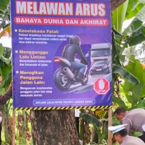 Polres Lombok Barat Terapkan Langkah Preventif dengan Pemasangan Spanduk Keselamatan Lalu Lintas