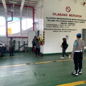 Polisi Aktif di Pelabuhan Lembar: Pastikan Rasa Aman dan Tertib