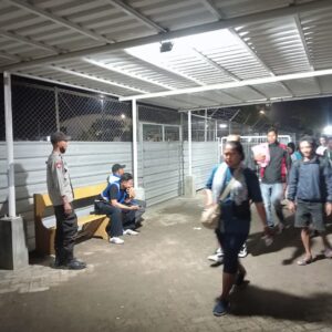 Polsek Kawasan Pelabuhan Laut Bima Amankan Proses Embarkasi dan Debarkasi Penumpang KM. BINAIYA di Pelabuhan Bima