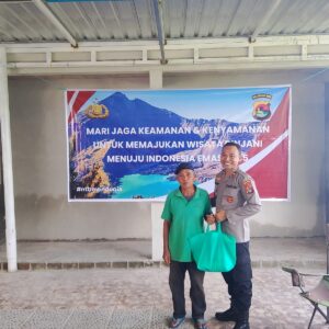 Menyambut Hari Buruh, Direktorat Intelkam Polda NTB bersama Polsek Bayan Bagikan Bansos