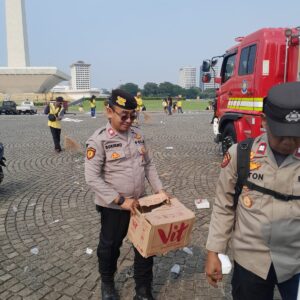 Personel Polri Sigap Bersih-bersih Kawasan Monas Usai May Day Fiesta