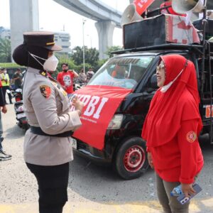 Aksi Humanis Polres Pelabuhan Tanjung Priok Bagikan Minum dan Roti Saat Buruh Rayakan May Day
