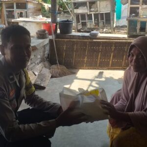 Polri Hadir di Tengah Masyarakat: Polsek Lembar Bagikan Paket Nutrisi Mantap