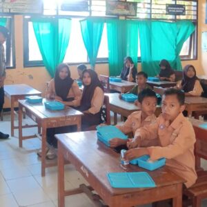 Polsek Madapangga Kawal Pendistribusian 3.415 Paket Makan Bergizi Gratis di 44 Sekolah