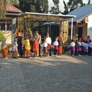 Peringati Hardiknas 2025, Bhabinkamtibmas Tapir Ikut Upacara di SDN Tapir: Wujud Nyata Kepedulian Terhadap Pendidikan