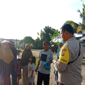 Dorong Ketahanan Pangan, Bhabinkamtibmas Karamabura Dampingi Petani dalam Proses Penjemuran Jagung untuk Bulog