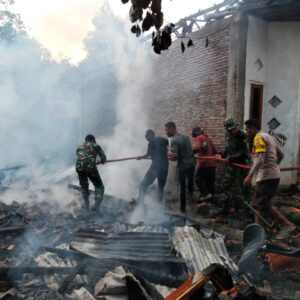 Personel Polsek Ambalawi Bantu Padamkan Kebakaran Rumah di Dusun Benteng Tolowata