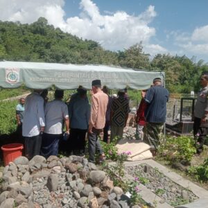Bhabinkamtibmas Desa Beru Turut dalam Pemakaman Warga di Desa Binaannya