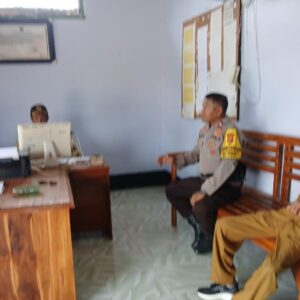 Bhabinkamtibmas Polsek Woha Laksanakan Sambang Kamtibmas, Pemdes Donggobolo Ucapkan Terimakasih Polisi