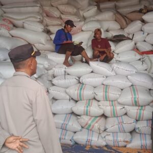 Sat Binmas Polres Bima Kota Himbau Pengatur Lalu Lintas di Depan Gudang Pelabuhan Bima Atur Keluar Masuk Truk agar Tak Ganggu Jalan Umum