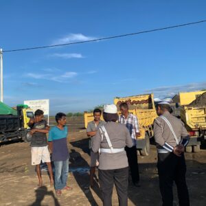 Satlantas Polres Bima Kota Sosialisasikan Kamseltibcarlantas kepada Sopir Truk Pasir di Amahami