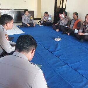 Kapolsek Seteluk Pimpin Kegiatan Binrohtal Personel: Tingkatkan Iman dan Takwa