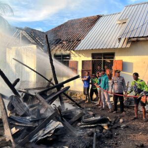 Polsek Kempo Bergerak Cepat, Padamkan Kebakaran Hebat di Desa Konte, Kerugian Capai Rp 80 Juta!