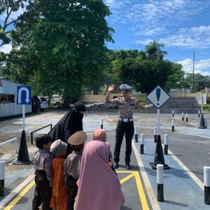 Satlantas Polres Bima Kota Kenalkan Rambu Lalu Lintas kepada Anak Usia Dini