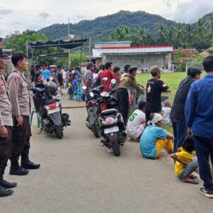 Personel Polsek Brang Rea Berikan Pengamanan pada Open Turnamen Sepak Bola Legend Cup U-42 X-Raider Bree di Desa Sapugara Bree