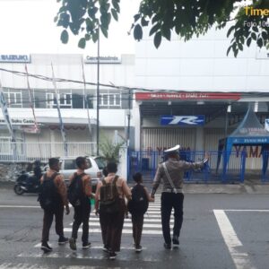 Sat Lantas Polres Bima Kota Laksanakan Kegiatan Rawan Pagi, Bantu Anak Sekolah Menyeberang Jalan