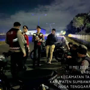 Patroli Dialogis Sat Samapta Polres Sumbawa Barat Imbau Warga Jaga Kamtibmas dan Kebersihan Lingkungan