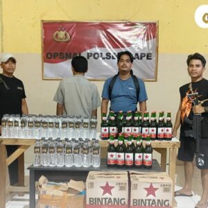 Berantas Jual Edar Miras, Tim Opsnal Polsek Sape Sita Ratusan Botol Bir dan Arak Bali