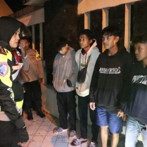 Patroli malam hari cegah aksi premanisme, AKBP Ratna temukan remaja nongkrong dan minum miras.