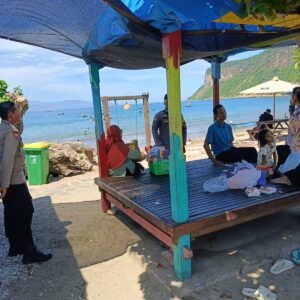 Libur Panjang, Polsek Taliwang Tingkatkan Patroli Wisata di Pantai Balat dan Pantai Poto Batu