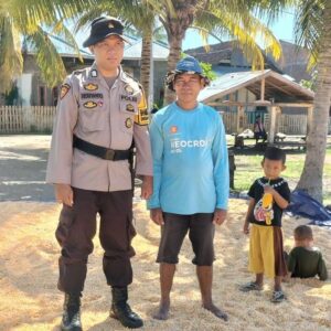 Kawal dan Dukung Penuh Program Ketahanan Pangan Nasional , Bhabinkamtibmas Polsek Soromandi Bantu Proses Pengeringan Jagung Warga