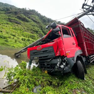 Respon Cepat Satlantas Polres Dompu Tangani Laka Beruntun Di Jln lintas Ompu Beko– Truk Fuso Out Of Control, Satu Korban Luka