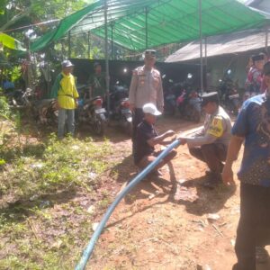 Polsek Khayangan Salurkan Air Bersih di Rumah Warga Terkena Musibah Lakalantas an.KELUARGA IBU SAHANI