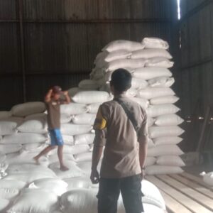 Bhabinkamtibmas Polsek Woja Kawal Ketat Droping Jagung Petani ke Bulog Silo Manggelewa