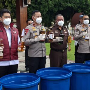 Polda NTB Musnahkan 2,9 Kg Sabu, Ratusan Gram Ganja dan Ribuan Botol Miras Hasil Operasi Maret–April 2025