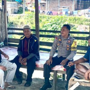 Bhabinkamtibmas Kelurahan Manggemaci Ajak Warga Jaga Keamanan Lingkungan Lewat Sambang dan Silaturahmi