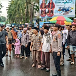 Di Tengah Hujan Deras, Polsek Dompu Amankan Keberangkatan Jamaah Haji Kloter 12 dengan Penuh Haru