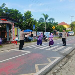 Ciptakan Kondisi Nyaman, Polsek Sekongkang Gelar Giat Rawan Pagi di Sekolah